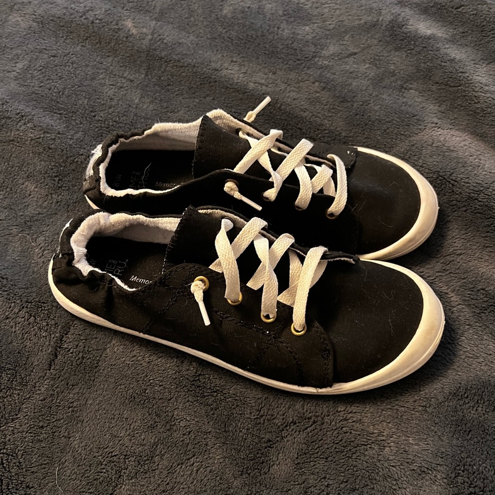 Black Tennis Shoe